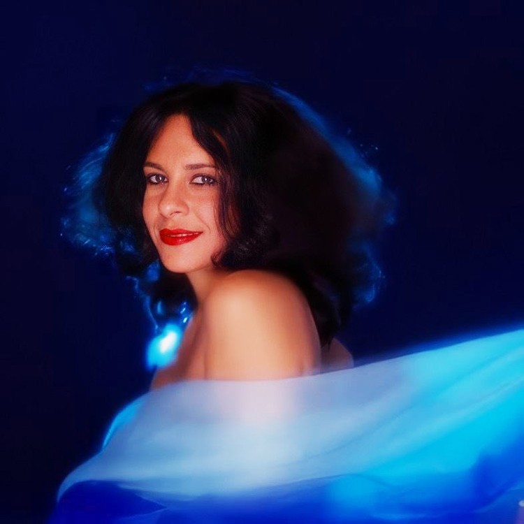 bastidores-da-vida-discreta-de-gal-costa-sao-descortinados-em-duas-biografias