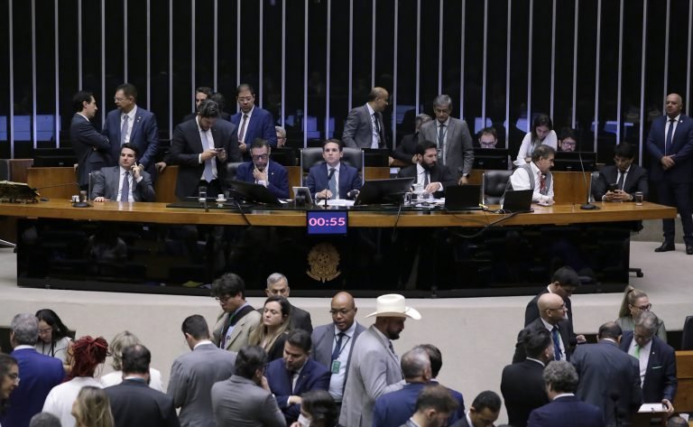 camara-aprova-pacote-que-exige-autorizacao-judicial-para-influenciadores-mirins