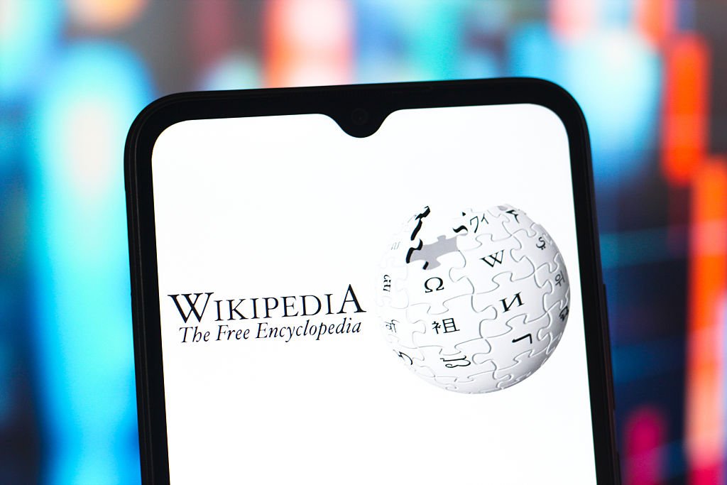 confundador-da-wikipedia-critica-“vies”-do-site-e-inspira-musk-a-criar-concorrente