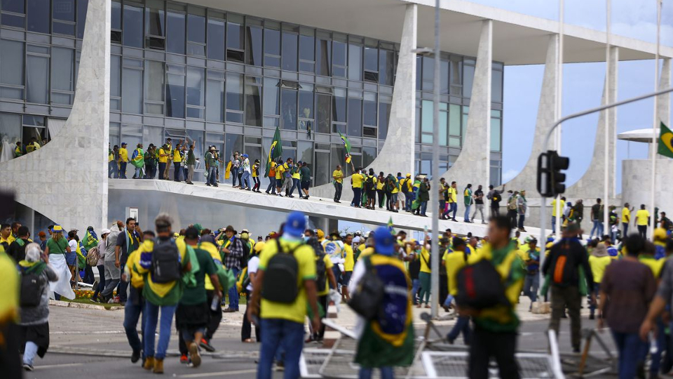 a-mentira-como-instrumento-de-poder:-licoes-para-o-brasil