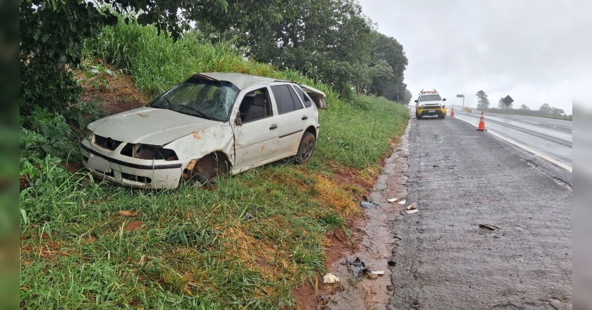 carro-capota-na-br-376-e-duas-criancas-sao-ejetadas