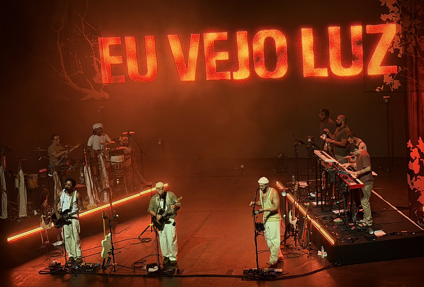 gilsons-reiteram-no-show-‘eu-vejo-luz’-a-evolucao-exposta-no-segundo-album