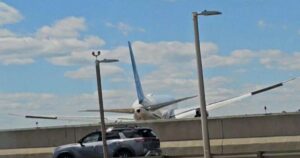 aviao-proveniente-de-veneza-atinge-poste-e-caminhao-durante-pouso-nos-eua