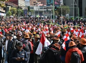 mineradores-bloqueiam-la-paz-contra-falta-de-combustivel
