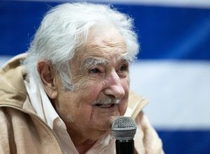 giro-do-dia:-morte-de-pepe-mujica,-cpi-das-bets,-jbs,-inss-e-investimentos-da-china