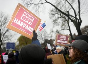 harvard:-justica-dos-eua-derruba-proibicao-de-governo-trump-a-alunos-estrangeiros-na-universidade