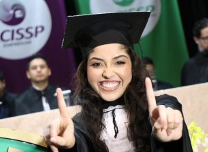 aluna-se-forma-sozinha-apos-ser-a-unica-a-‘passar-direto’-em-todas-as-materias-da-faculdade;-‘so-tinha-meu-chapeu-voando’