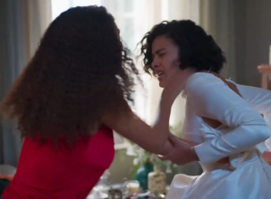 cena-iconica-de-raquel-rasgando-vestido-de-maria-de-fatima-em-‘vale-tudo’-repercute-nas-redes