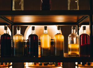 surto-de-metanol:-brecha-na-lei-de-reciclagem-facilita-adulteracao-de-bebidas,-diz-abrabe