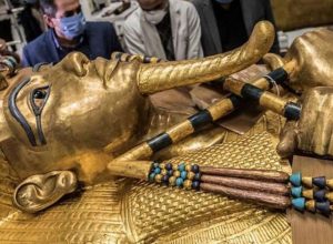 tumba-do-farao-tutancamon-e-exibida-por-inteiro-pela-primeira-vez-em-novo-museu-egipcio