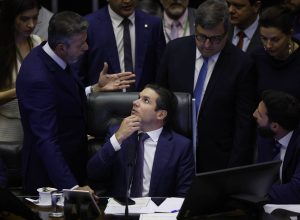 lira-se-contrapoe-a-motta-com-acenos-a-governo-lula-durante-ato-do-ir