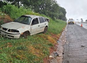 carro-capota-na-br-376-e-duas-criancas-sao-ejetadas