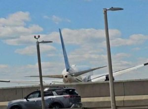 aviao-proveniente-de-veneza-atinge-poste-e-caminhao-durante-pouso-nos-eua
