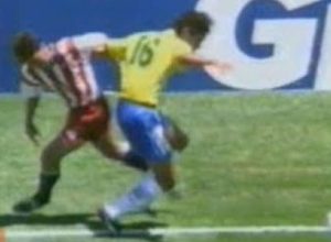 vitima-de-cotovelada-de-leonardo-na-copa-de-94-revela-drama:-“pensei-que-iria-morrer”