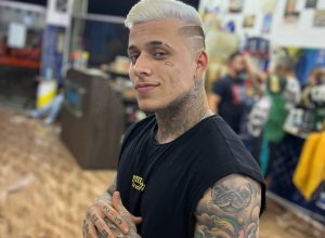 video:-mc-pedrinho-faz-tatuagem-com-anestesia-e-canta-para-evitar-sono